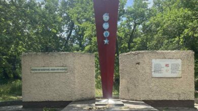 У колишньому військовому містечку Дніпропетровщини демонтували радянський пам'ятник (Фото)