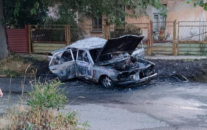 У Дніпрі підлітки вкрали два автомобілі: на одному потрапили в ДТП, інший - спалили (Фото)