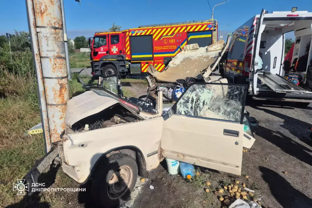 У Дніпрі водійка ВАЗ влетіла у стовп та ледь не загинула разом із пасажиркою (Фото)