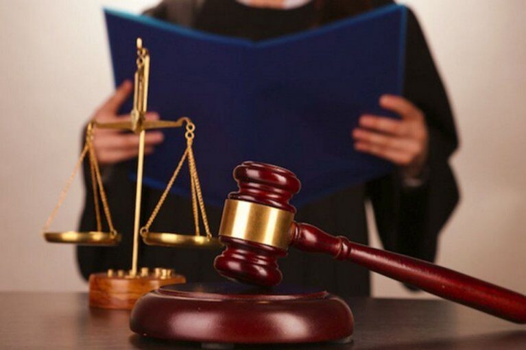У місті на Дніпропетровщині в черзі у громадський транспорт ледь не вбили жінку