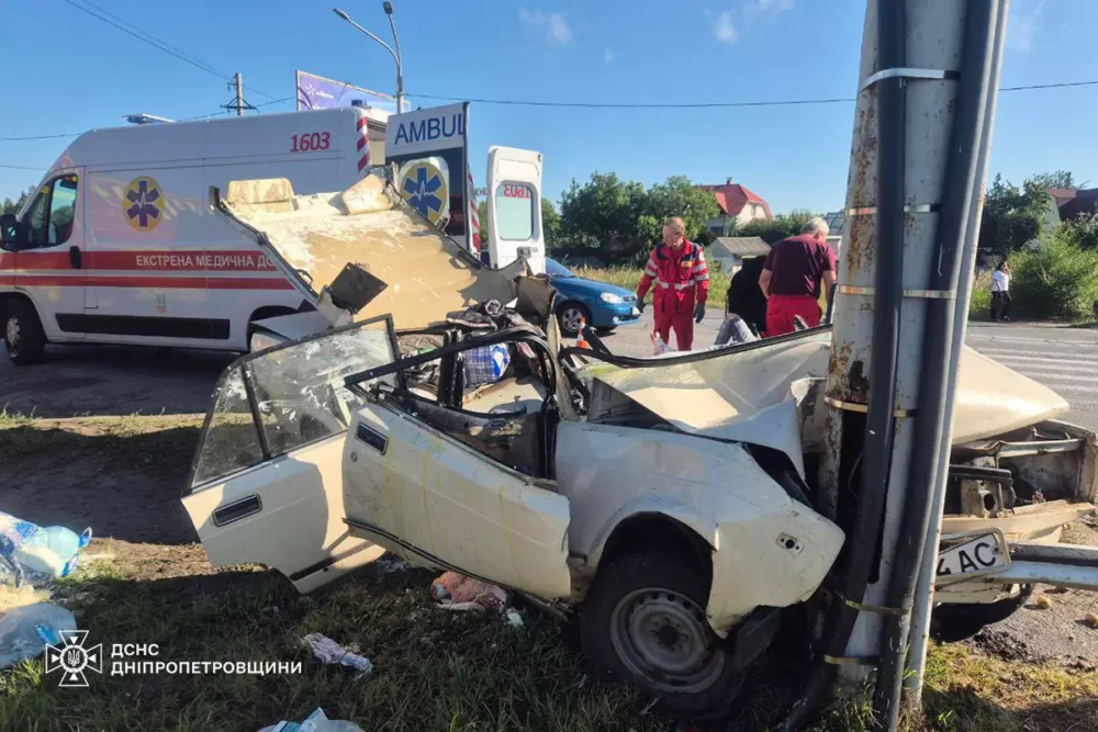 У Дніпрі водійка ВАЗ влетіла у стовп та ледь не загинула разом із пасажиркою (Фото)