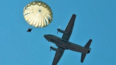 В Україні чоловік літає на парашуті з двигуном, який гудить так само як "шахед" (Відео)