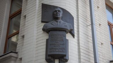 У Дніпрі заховали під "ширму" барельєф Брежнєва (Фото)