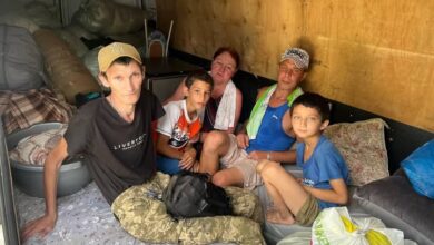 У прифронтовому селі на Дніпропетровщині родина тиждень жила надворі через обстріл КАБами (Фото)