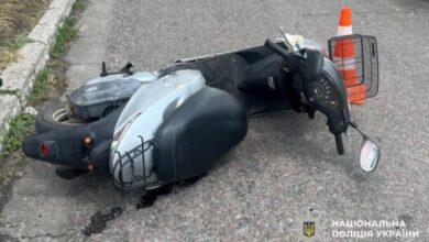 В Україні 74-річна бабуся на мопеді збила молодика (Фото)