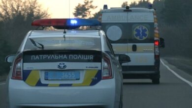 У Дніпрі Renault збив пенсіонера на тротуарі і в'їхав в інше авто (Фото)