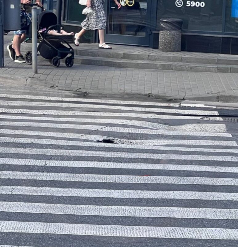 У Дніпрі на пішохідному переході провалюється асфальт (Фото)