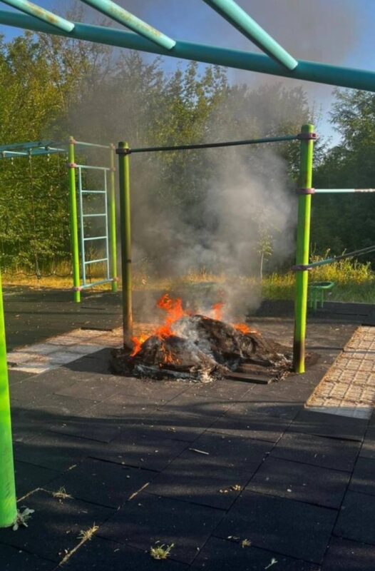 У Дніпрі невідомі влаштували "диверсію" на дитячому майданчику (Фото)