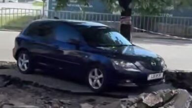 У Дніпрі комунальники знищили асфальт довкола припаркованого автомобіля (Відео)