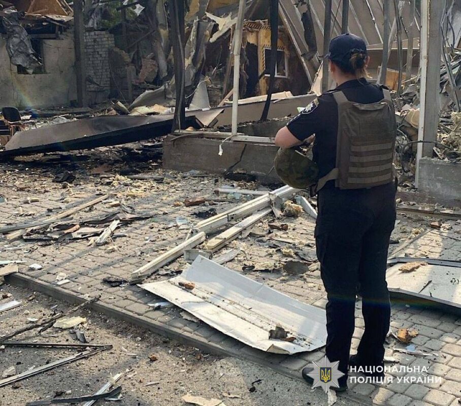 Наслідки нічної атаки російських окупантів по Дніпру: рух деякими вулицями перекрили (Фото та відео)