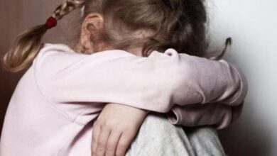 У місті на Дніпропетровщині безхатько скинув дитину з даху та побив