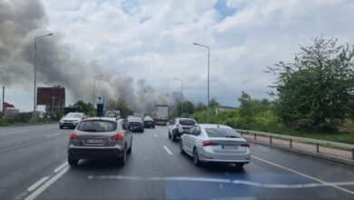 На виїзді з Дніпра горить вантажівка: автомобілі стоять в заторі (Відео)