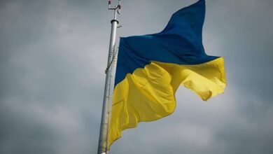 У Дніпрі чоловік самотужки замінює прапор України на високому стовпі (Фото)