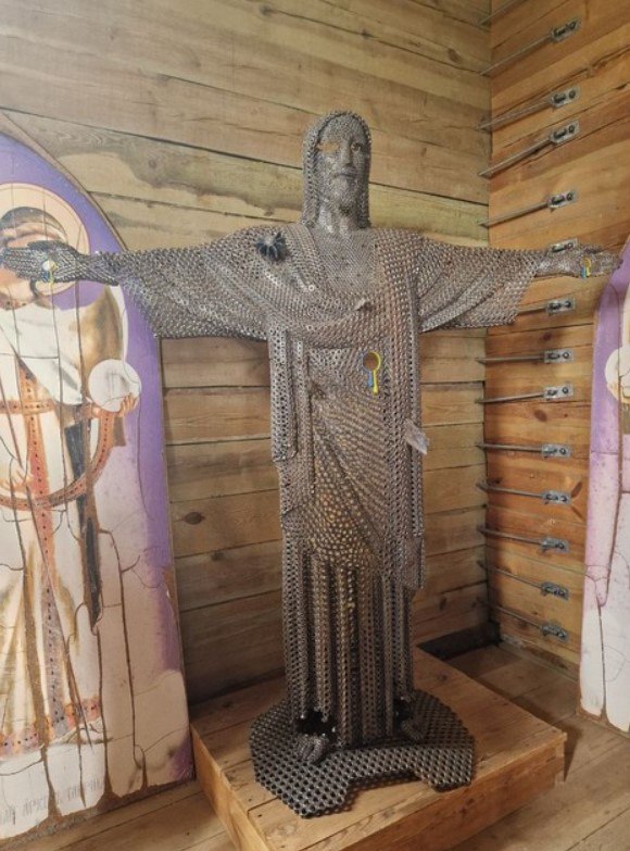 У храмі на Дніпропетровщині встановили скульптуру розстріляного на війні Христа (Фото)