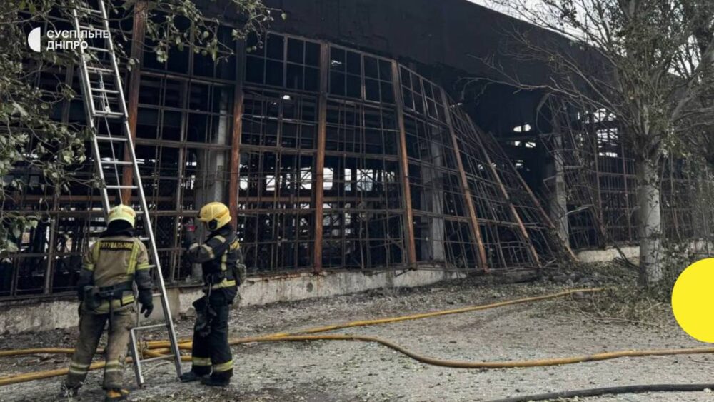 Наслідки нічної атаки російських окупантів по Дніпру: рух деякими вулицями перекрили (Фото та відео)