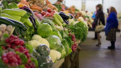 У Дніпрі жінка ходить по продуктових магазинах і їсть неоплачений товар (Відео)