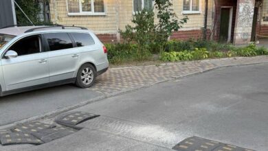 У Дніпрі закрили діру в асфальті "підручними матеріалами" (Відео)