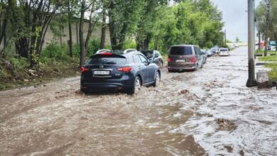 У Дніпрі затопило проїжджу частину: вода сягає автомобілям майже вище коліс (Відео)
