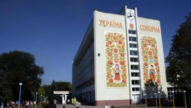 У місті на Дніпропетровщині зняли з будівлі легендарний годинник, якому майже пів століття (Фото)