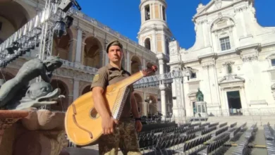 Український військовий зіграв на бандурі для пісні всесвітньо відомого рок-співака (Відео)
