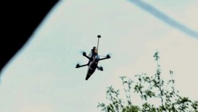 У прифронтовій громаді Дніпропетровщини мешканці ховаються від російських дронів під деревами (Відео)