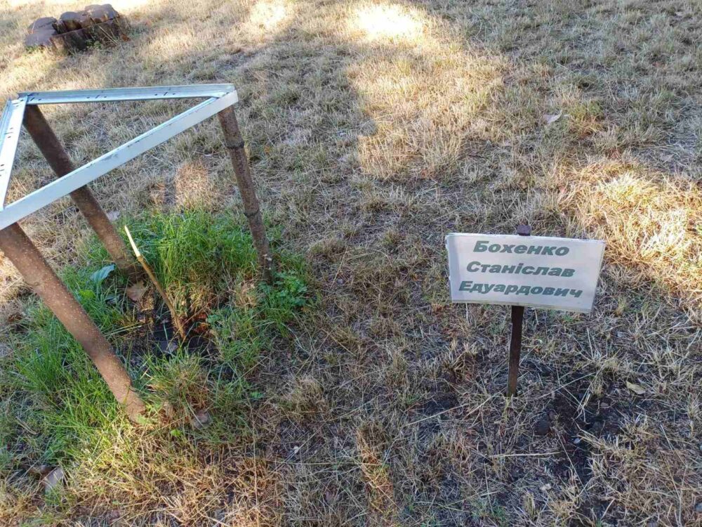 У місті на Дніпропетровщині вандали знищили дерева, які діти висадили на честь загиблих Героїв