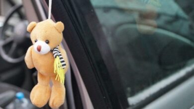 У Дніпрі посеред дороги перекинувся автомобіль з дітьми