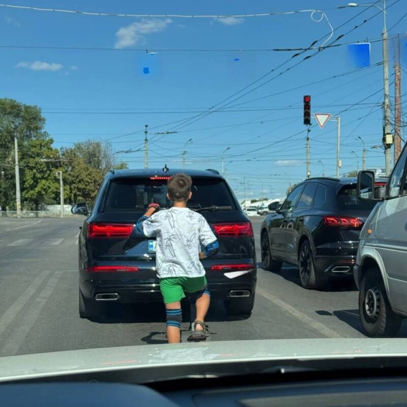 У Дніпрі хлопчик на велосипеді їздить по трасі серед автомобілів (Фото)