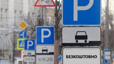 У Дніпрі біля ТЦ двоє чоловіків беруть з людей гроші за безкоштовну парковку (Відео)