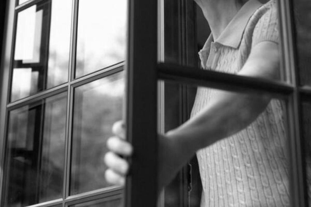 У Дніпрі дівчина викинулася з вікна на 15 поверсі