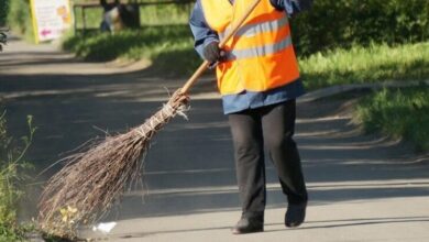 У Дніпрі двірниця влаштувала запальні танці з мітлою (Відео)
