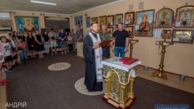 У місті на Дніпропетровщині родині загиблого військового вручили "Комбатантський хрест" (Відео)