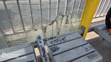 У Дніпрі вандали б'ють рекорди по знищенню зупинок (Фото)