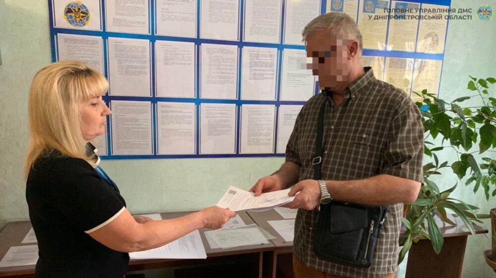 З Дніпропетровщини до Узбекистану депортують росіянку та засудженого, який відбув термін