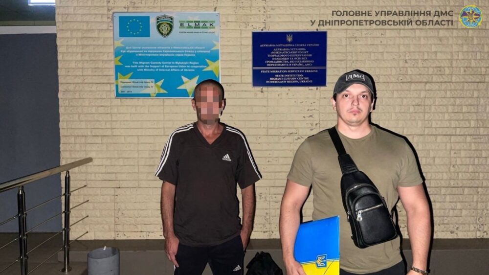 З Дніпропетровщини до Узбекистану депортують росіянку та засудженого, який відбув термін