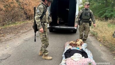 Поліцейські показали, як евакуювали з прифронтової Дніпропетровщини маломобільного дідуся (Відео)