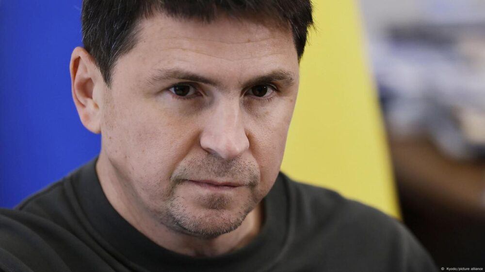 Подоляк пояснив, коли з України зможуть виїжджати всі без винятку чоловіки