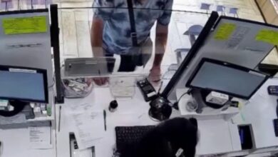 У місті на Дніпропетровщині неадекватний чоловік кинув флакон з хімікатом в обличчя аптекарці (Відео)