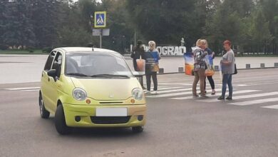 У місті на Дніпропетровщині водійка ледь не збила людей під час хвилини мовчання (Відео)