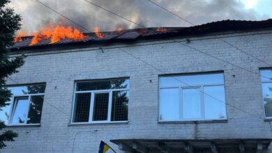 На Дніпропетровщині зафільмували масштабну пожежу в адмінбудівлі, яка спалахнула після влучання російського дрона (Відео)