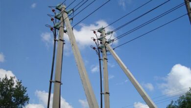 У Кривому Розі чоловік побудував три гаражі на місці, де проходить лінія електропередач: як його покарали
