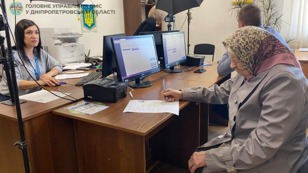 У Павлограді 101-річна бабуся оформлює закордонний паспорт (Фото)