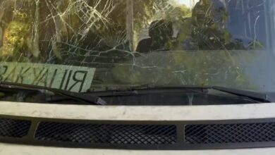 На Дніпропетровщині російські окупанти обстріляли евакуаційний автомобіль, який перевозив архів газети (Відео)