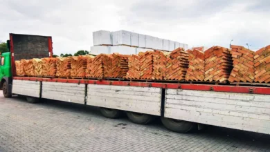 У місті на Дніпропетровщині легковик влетів у вантажівку з цеглою (Відео)