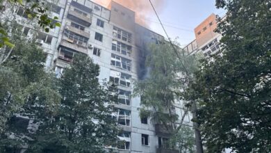 У Дніпрі після ракетного обстрілу обвалюється 9-поверхівка (Відео)