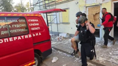 У Нікополі поліцейські показали, як рятували людей з магазину, який атакували російські окупанти (Відео)