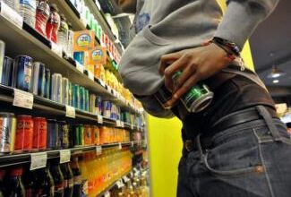 У Дніпрі чоловік вкрав продукти з магазину, навіть не намагаючись приховати цього (Відео)