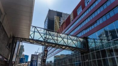 У Дніпрі перекрили центральну вулицю через ремонт надземного переходу (Відео)