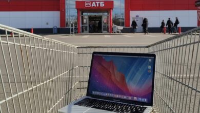У Дніпрі охоронець АТБ повернув макбук покупцеві, який забув його у візку для продуктів