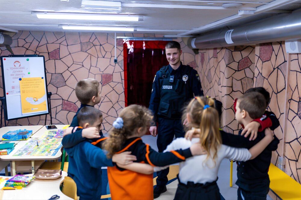 В школах України встановлять кнопки виклику поліції та заборонять пускати п'яних